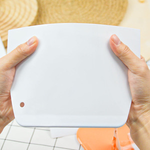 Spatule en plastique semi-circulaire de qualité alimentaire non toxique pour la pâtisserie - Product Image 1