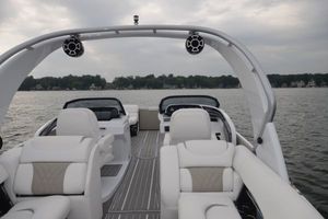 เรือโป๊ะอลูมิเนียมขนาดเล็กสั่งทำพิเศษสำหรับขายส่ง เรือปาร์ตี้พลังงานแสงอาทิตย์ขนาดเล็กสำหรับตกปลา กีฬาทางน้ำ เรือยอชท์สปอร์ตพร้อมเครื่องยนต์ติดท้ายเรือ - Product Image 3