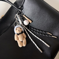 REWIN 2025 Mignon Casque Ours Sac à Main Porte-clés Mousqueton Chaîne Clé de Voiture Football Caméra Cordon Tressé Gland Pendentif de Sac Breloques