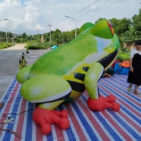 Grande grenouille gonflable réaliste et colorée avec pattes rouges pour l'affichage dans les zoos et les aires de jeux pour enfants