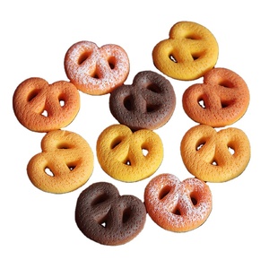 Mini Pretzel Kawaii en résine, miniature alimentaire pour loisirs créatifs et décoration intérieure - Product Image 1