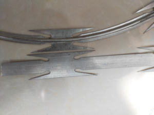 Okul Bölgesi Hırsızlık Önleyici ve Tırmanma Önleyici Korumalı Dikenli Tel Örgü Çit Paslanmaz Çelik Kıvrımlı Altıgen Delikli Rulo Kafes - Product Image 2