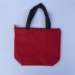 Bolsa <span class=keywords><strong>de</strong></span> compras <span class=keywords><strong>de</strong></span> poliéster impermeable reutilizable Oxford 600D <span class=keywords><strong>de</strong></span> <span class=keywords><strong>tela</strong></span> <span class=keywords><strong>con</strong></span> logotipo personalizado, bolsa pequeña roja para almuerzo por sublimación <span class=keywords><strong>con</strong></span> cremallera - Product Image 3