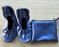 2024 vente en gros en cuir Pu ballerines jetables Oem or chaussures de mariage pliantes imprimé mariée été retour cadeau sac automne