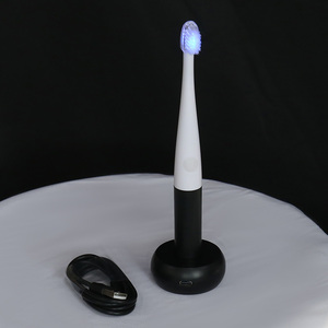 Cepillo de Dientes Esterilizante LED Morado con Cerdas Suaves Antibacterianas para Encías Sensibles, Carga USB, Luz Violeta - Product Image 4