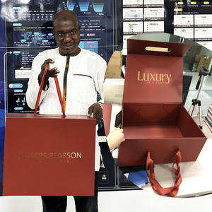 กล่องของขวัญพับได้แข็งแรงหรูหราสีดำทอง พร้อมโลโก้สั่งทำพิเศษ  พร้อมแม่เหล็กและหูหิ้วริบบิ้น - Product Image 3