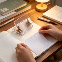 Perforatrice de bureau en acrylique transparent à 2 trous avec clip métallique doré pour carnets, classeurs et fournitures de bureau – Vente en gros usine