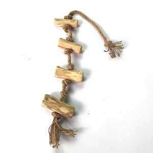 Juguete de madera natural para pájaros, cuerda de fibra de coco, adorno colgante para loros, ecológico, hecho en Vietnam - Product Image 1