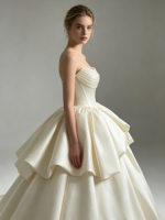 Robe de mariée bustier en satin 2026, avec décolleté cœur perlé, corsage corset, jupe plissée, couleur ivoire
