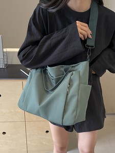 <span class=keywords><strong>Sac</strong></span> fourre-tout léger de grande capacité pour <span class=keywords><strong>femme</strong></span>, <span class=keywords><strong>sac</strong></span> à bandoulière imperméable avec design multi-poches pour les voyages, le shopping, l'école et le quotidien - Product Image 4