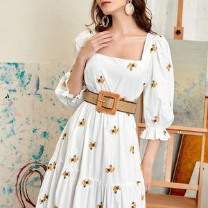Robe en lin sur mesure OEM, robe midi d'été, robe de haute qualité pour femmes, col carré, broderie florale, robe avec ceinture - Product Image 3