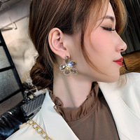 Boucles d'oreilles tendance 2026 pour femmes, motif floral vintage, en alliage de zinc personnalisé coréen, strass de haute qualité, plaqué or 14 carats, sur mesure
