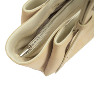 กระเป๋าโท้ทหนังกลับสีเบจสไตล์มินิมอลพร้อมสายสะพายปรับระดับได้ - Product Image 6