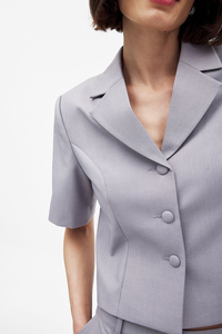 Veste de costume cintrée pour femme, gris clair, coupe courte, infroissable, à manches courtes, col à revers cranté, simple boutonnage, pour le bureau - Product Image 4