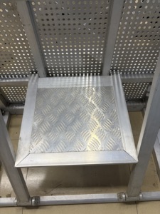 Plateforme antidérapante large en aluminium avec base sur pieds et unité d'angle de 60 cm pour le contrôle des foules lors de festivals - Product Image 3
