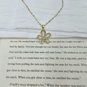 Collier pendentif en zircon en forme de fleur pour femme, micro-incrustation géométrique, chaîne de clavicule entièrement sertie de diamants, pour usage quotidien et professionnel - Product Image 4