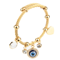 Bracelet manchette quatre pièces en acier inoxydable plaqué or 18 carats avec chaîne suspendue en forme de cœur, plaque noire géométrique et plaque romaine