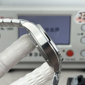 Montre mécanique pour homme haut de gamme avec finition dorée, lignes claires et un effet tridimensionnel, extrêmement polyvalente - Product Image 3