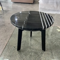 Table d'appoint moderne pour salon Casamize Furniture Toby convertible avec pieds en acier inoxydable noir et plateau en marbre naturel Nero Marquina