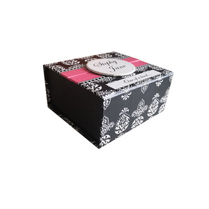 Boîte cadeau rigide à ouverture rabattable de luxe personnalisée avec plaque nominative - Emballage noir et rose pour cadeaux et cosmétiques - Product Image 4