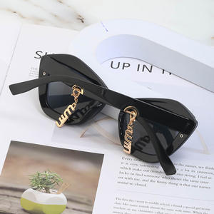 Lunettes de soleil pour femmes de style européen, UV400, monture en PC, œil de chat, tendance, design à la mode, noir et rose - Product Image 5