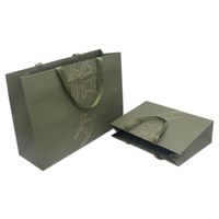Vente en gros de sacs d'emballage de cadeaux personnalisés en carton avec poignée en ruban imprimé de luxe Sacs en papier pour vêtements, bougies avec logo personnalisé