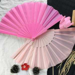 พัดพลาสติกสีพื้นแบบคลาสสิกสำหรับผู้หญิง ใช้เต้นรำในฤดูร้อน พับได้ - Product Image 5