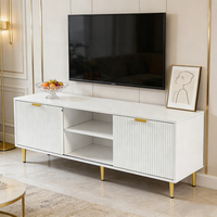 Meuble TV moderne en bois blanc cannelé, console multimédia, centre de divertissement, armoires de rangement, étagères ouvertes, pieds dorés, salon