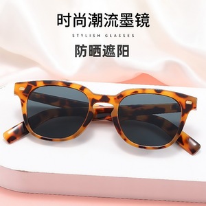 Oval Small <b>Frame</b> UV400 Sunglasses PC Material Unisex Sun Protection Type 3 Lenses <b>Grey</b> Color - Product Image 1