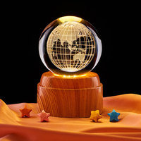 Vente en gros de boule de cristal lumineuse nuage galaxie veilleuse boules de cristal rotatives gravées au laser 3D personnalisées avec base led