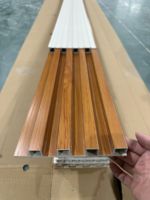 Panneaux muraux à persiennes à charbon de bois Dernières 2025 conceptions Panneau de décoration intérieure ignifuge imperméable Panneaux de persienne de revêtement mural en PVC