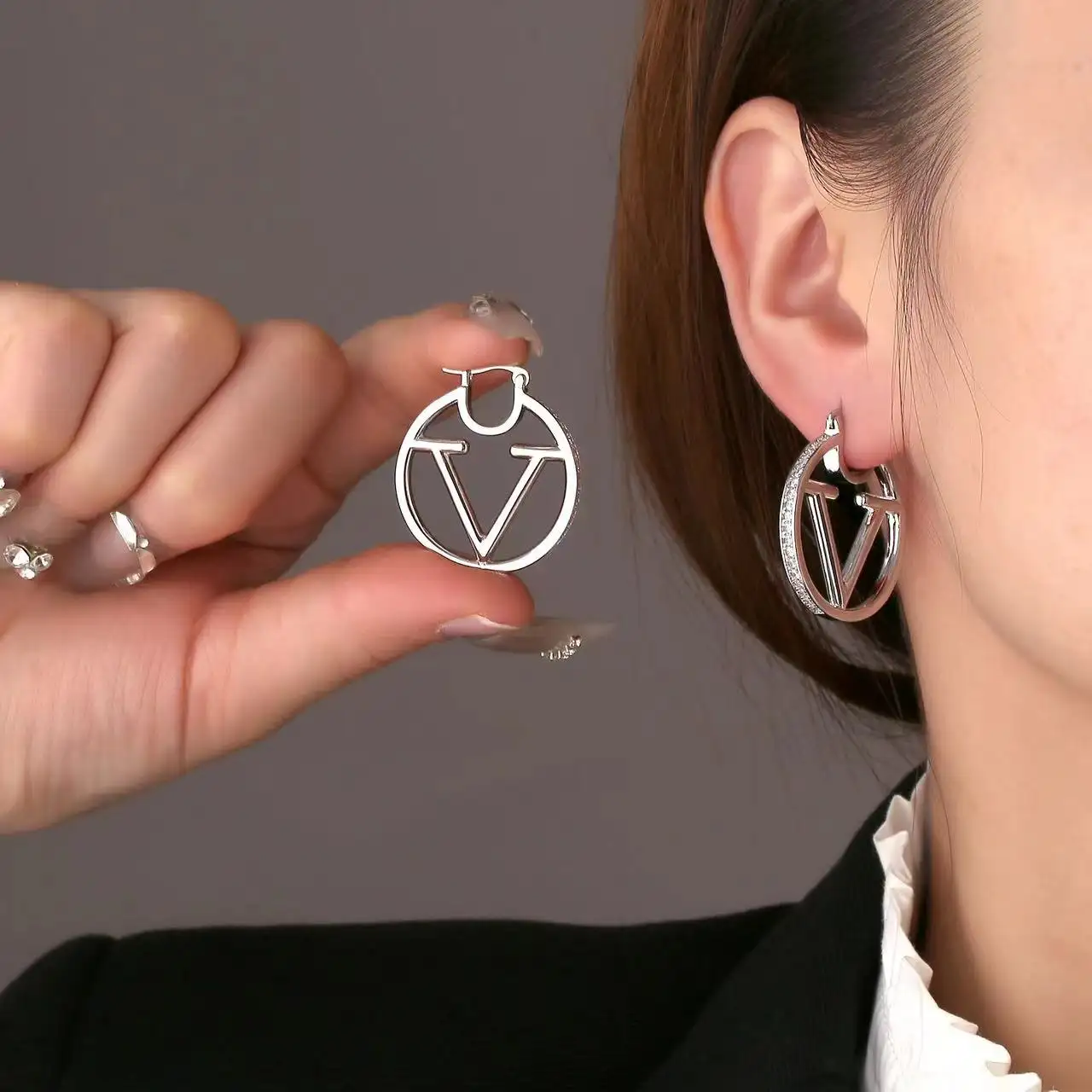 Neue Luxusmode Designer Premium-Stil 18k Gold Buchstabe V Ohrringe Hoop Kristall-Ohrringe Schmuck für Damen