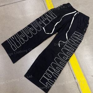 Pantalon en nylon personnalisé OEM avec lettres brodées, pantalon en polyester pour homme, taille élastique, respirant, décontracté, ample, avec strass - Product Image 1