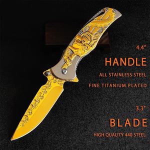 Couteau d'autodéfense de style mode, en acier inoxydable, avec crâne 3D en relief, finition titane, lame à pointe crantée, longueur totale 20,5 cm - Product Image 2