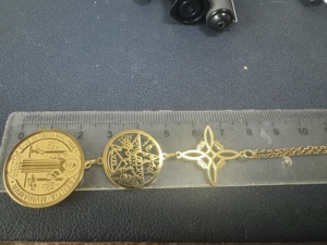 Collier Yiwu Aceon en acier inoxydable avec breloques découpées : Nœud Celtique, Croix, Trois Nœuds, Nœud de <span class=keywords><strong>Sorcière</strong></span>, Cube de Metatron, Saint Benoît - Product Image 2