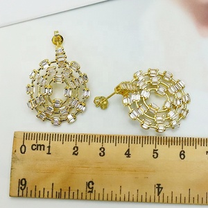 Boucles d'oreilles pendantes de luxe en zircon, plaquées or 24 carats, design ajouré vintage élégant, bijoux pour femme pour soirée - Product Image 6