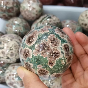 Vente en gros de sphères d'agate verte fleurie, boules de jaspe fleur de cerisier, cristaux de guérison, artisanat en cristal pour décorations d'Halloween - Product Image 2