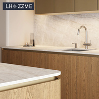 Ensemble de meubles de cuisine complets en chêne massif de haute qualité, personnalisés, avec îlot central et plan de travail en quartz, cuisine ouverte pour villa