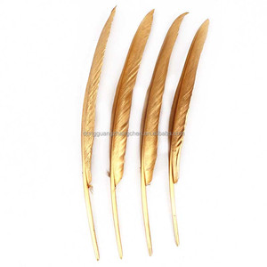 Vente en gros de plumes de pointe d'oie en <span class=keywords><strong>or</strong></span> naturel de 30 à 35cm teintes de <span class=keywords><strong>couleur</strong></span> dorée pour les décorations de mariage de carnaval, artisanat, vêtements à motifs bruts - Product Image 3