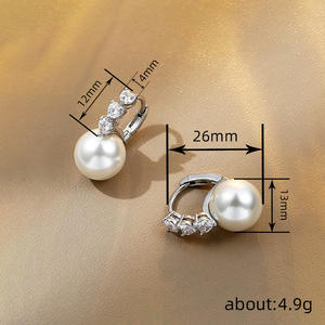 Pendientes Huggie de Oro Blanco E3800 con Perla Sintética AAA de Forma Redonda y Engaste de Garra, Joyería Clásica para Bodas de Mujer - Product Image 6