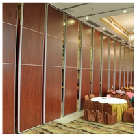 Diviseur de pièce de salle de banquet glissant actionnable mur de séparation mobile de grain de bois murs de séparation mobiles pour la Malaisie Philippines