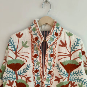 Veste Suzani en coton TNT faite à la main, broderie ethnique artisanale, manteau d'hiver bohème, tenue de festival artistique, veste brodée - Product Image 1