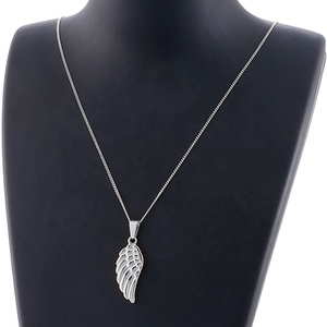 Bijoux pour hommes, chaîne en acier inoxydable dorée, collier avec ailes d'ange gardien, designs en gros - Product Image 5