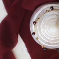 Saamge — Bracelet en acier inoxydable pour femmes, chaîne en perles dorées faites à la main, couleur bordeaux grenat naturel, plaqué or 18 carats