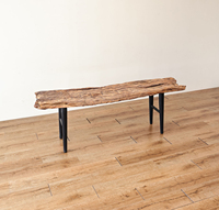Table basse en bois massif de forme irrégulière de style Wabi Sabi Zen, design minimaliste moderne, fabrication artisanale, meubles écologiques portables