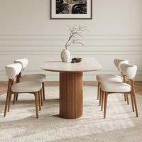 Table à manger ovale moderne en bois massif avec plateau en pierre frittée, résistante aux hautes températures, design minimaliste et luxueux pour restaurant