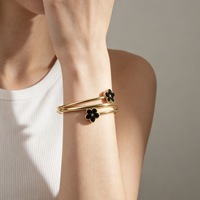 Bracelet jonc tendance en acier inoxydable plaqué or 18 carats avec double fleur émaillée colorée pour femme - Vente en gros