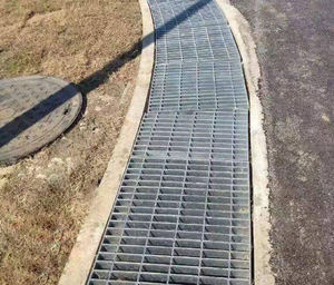 Grigliato in Acciaio Zincato G355 Standard Tipo Press Lock con Passo di 30mm per Piattaforme Industriali Esterne, Passerelle e Gradini di Sicurezza - Product Image 4