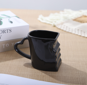 Ensemble de tasses en céramique irrégulières noires et blanches émaillées, motif cœur entrelacé pour couple, personnalisables avec logo et photo, idéal pour la Saint-Valentin et les boutiques. - Product Image 6