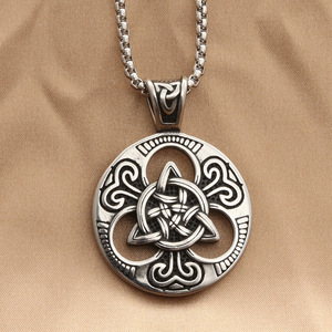 Yunnique Collier avec pendentif en forme de nœud géométrique en acier inoxydable pour homme, style punk rétro - Product Image 1